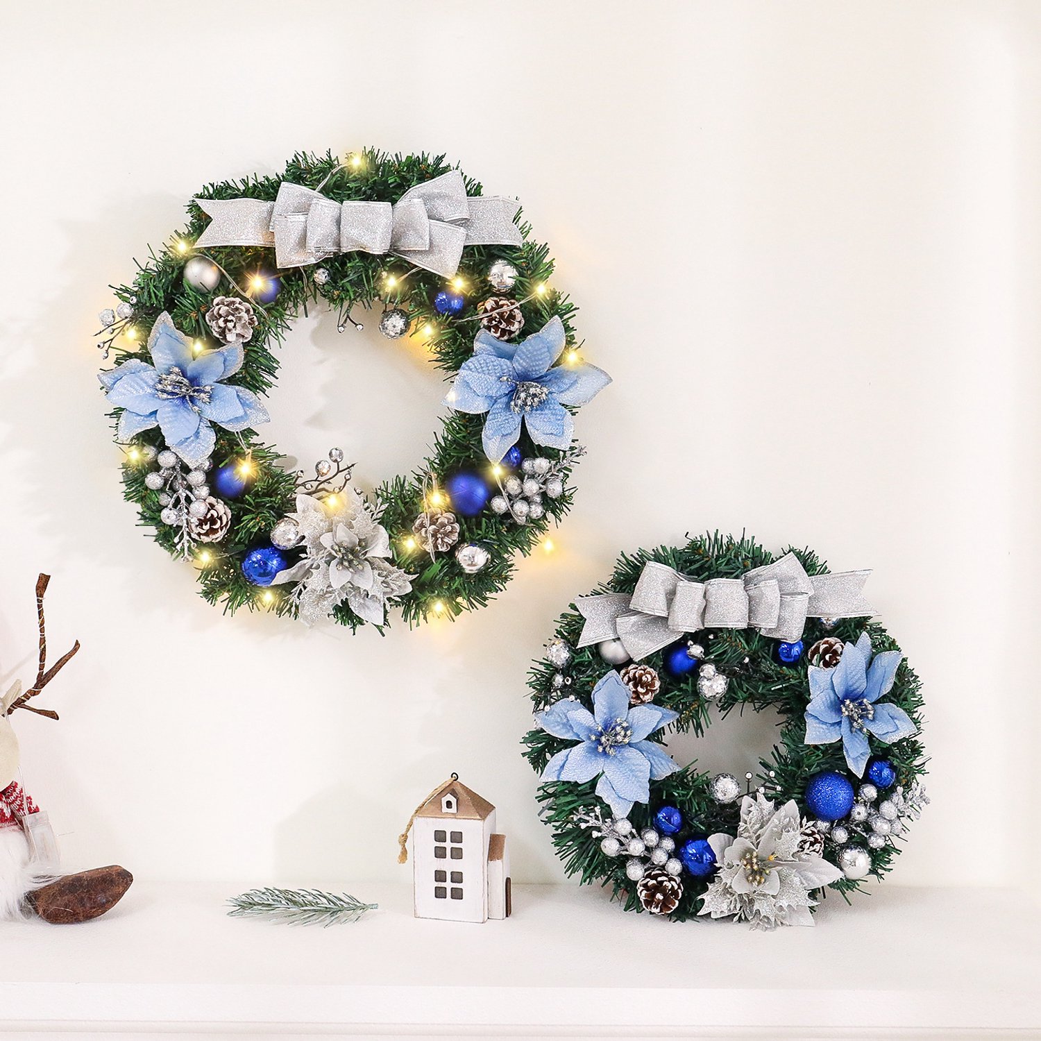 Luxe Kerstkrans voor Voordeur (30 cm) - Blauwe Poinsettia & LED Verlichting - Met Kerstballen & Dennenappels - Sfeervolle Kerstdecoratie – foto 2