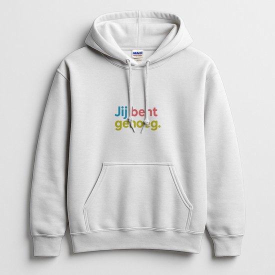 Witte hoodie met capuchon en trekkoord, voorzien van de gekleurde tekst "Jij bent genoeg." op de borst.