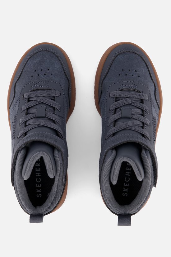Bovenaanzicht van grijze Skechers sneakers met veters, klittenband en bruine zool.
