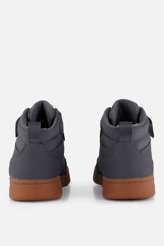 Achterkant van grijze halfhoge Skechers sneakers met een bruine zool.