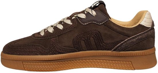 Zijaanzicht van een bruine Maruti Yale sneaker met suède bovenwerk, geborduurde details en een beige gomzool.