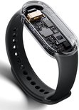 Tracker d'activité noir avec boîtier transparent révélant les composants électroniques internes.