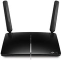 Vooraanzicht van zwarte TP-Link router met twee antennes, statuslampjes en een verticaal zilverkleurig paneel.
