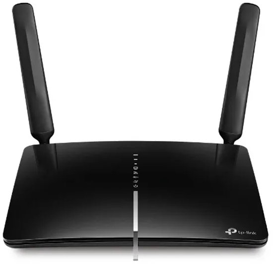 Vooraanzicht van zwarte TP-Link router met twee antennes, statuslampjes en een verticaal zilverkleurig paneel.