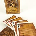 Drie speelkaarten met houtmotieven naast een gesloten Wood Edition IVANKART doosje.