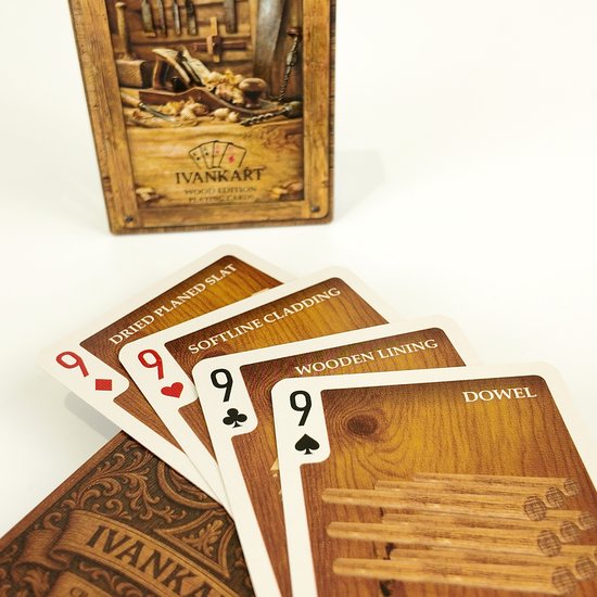 Drie speelkaarten met houtmotieven naast een gesloten Wood Edition IVANKART doosje.