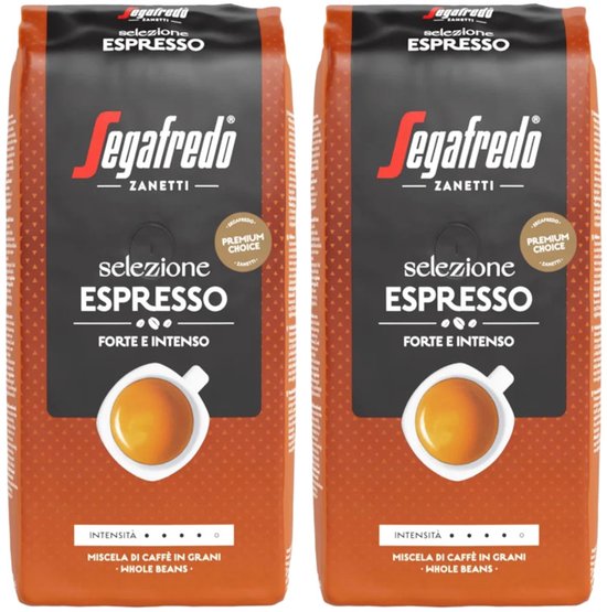 Twee zakken Segafredo Selezione Espresso Forte e Intenso koffiebonen met kopje afbeelding op oranje en zwarte verpakking.
