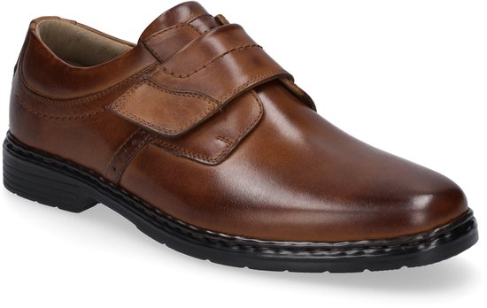 Schuin vooraanzicht van een bruine Josef Seibel schoen met klittenbandsluiting en zwarte zool.