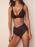 Model met donkerbruine beha en slipjes met hoge taille en kanten afwerking.