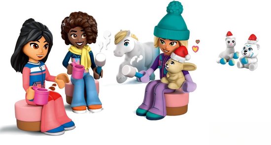 LEGO Friends figuren met een paard en konijn, genietend van warme dranken, met twee sneeuwpoppen op de achtergrond.