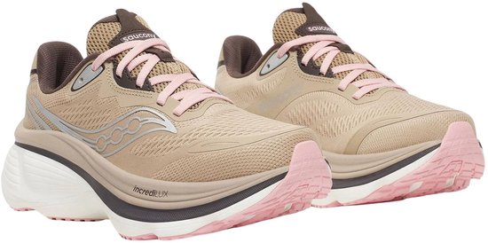 Schuin vooraanzicht van bruine Saucony-hardloopschoenen met roze veters, witte zolen en 'incrediLUX' detail.