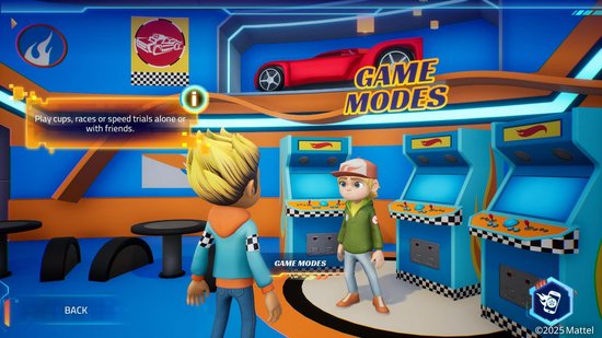 Twee geanimeerde personages staan in een kleurrijke speelhal met blauwe arcadekasten en het menu Game Modes.