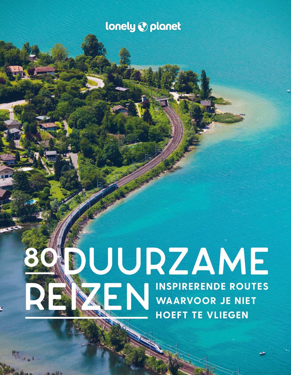 Trein langs een bochtig meer, omringd door groen en huizen. Titel: 80 Duurzame Reizen.