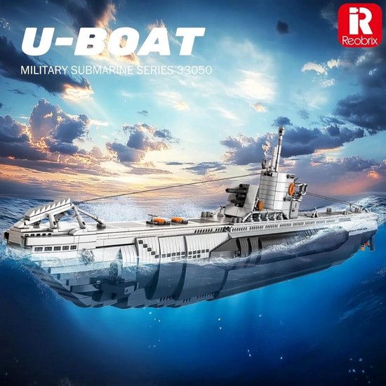 Grijze en witte onderzeeër, gedeeltelijk onder water, met de tekst 'U-BOAT MILITARY SUBMARINE SERIES 33050'.