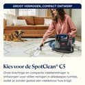 Vrouw met BISSELL SpotClean C5 maakt een vlek op een tapijt schoon in een woonkamer. "Kies voor de SpotClean C5".