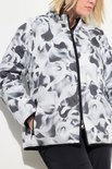 Close-up van het HYPRAR jack met zwart-witte abstracte print en zwarte ritssluiting.