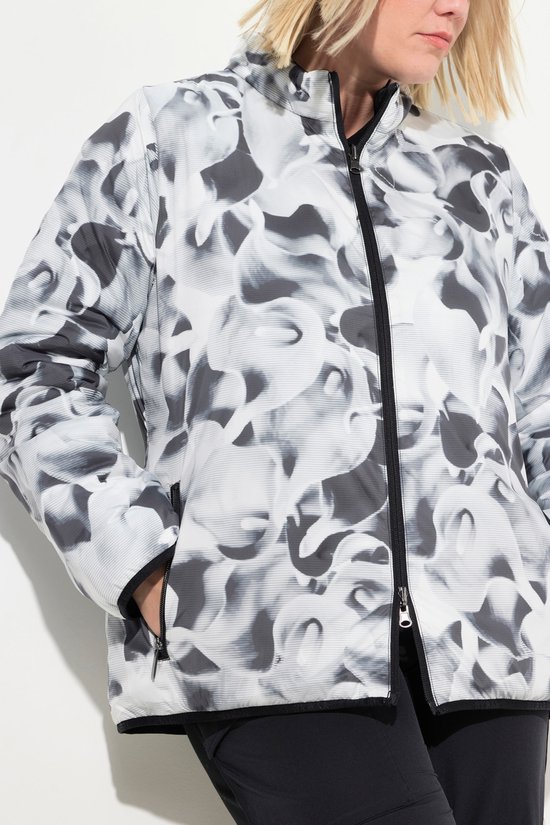 Close-up van het HYPRAR jack met zwart-witte abstracte print en zwarte ritssluiting.