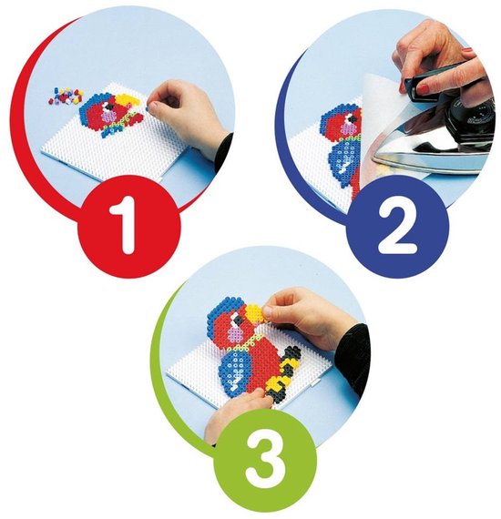 Trois étapes pour réaliser un perroquet en perles à repasser : 1. placer les perles, 2. repasser, 3. finir la figure.