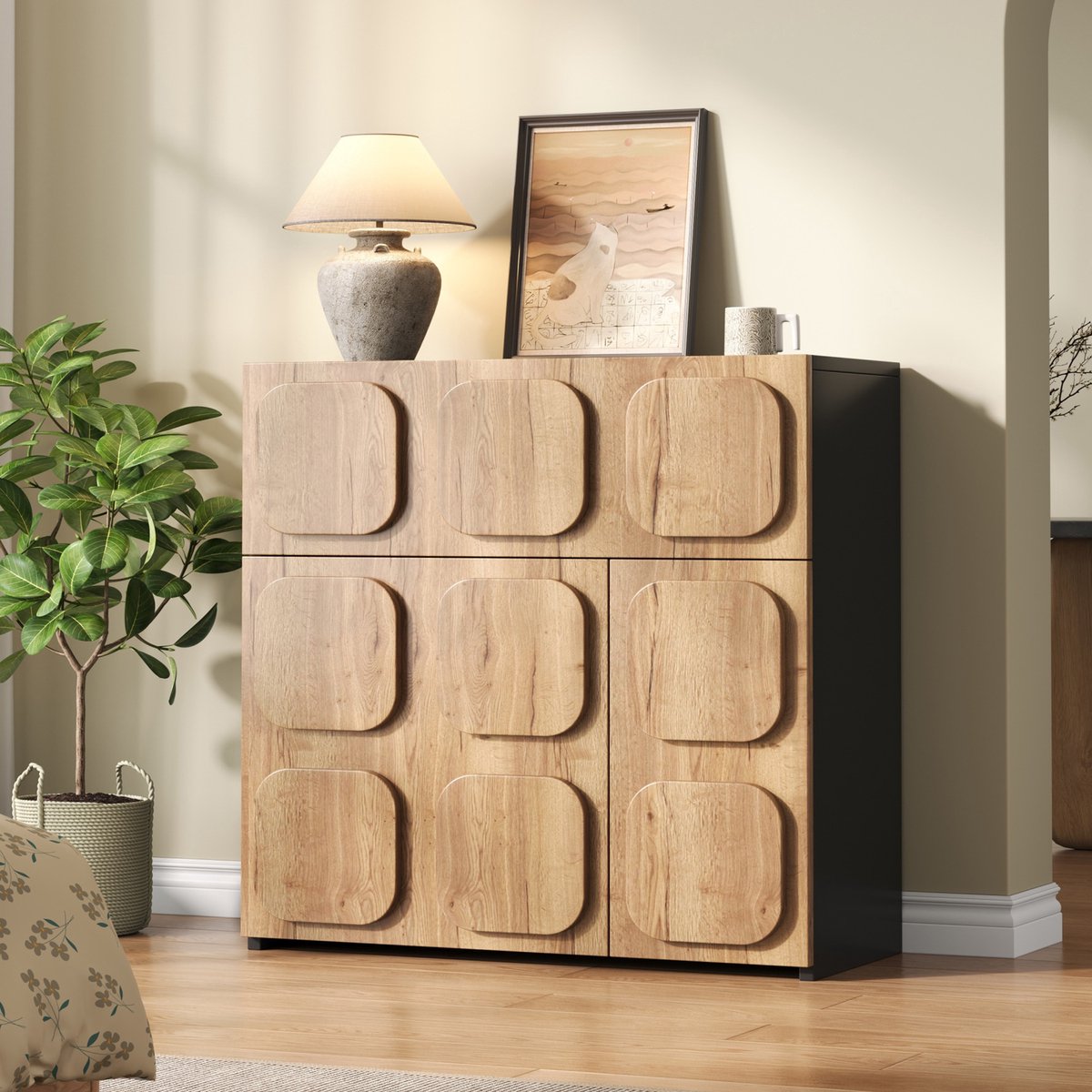 Zubaliya Deze ladekast in retrostijl heeft een houten frame en zwarte zijpanelen – een perfecte mix van vintage design en moderne esthetiek. Met vier vakken biedt hij voldoende opbergruimte en is hij geschikt voor woonkamers, eetkamers of hallen. Houtnerfafwerking en zwart