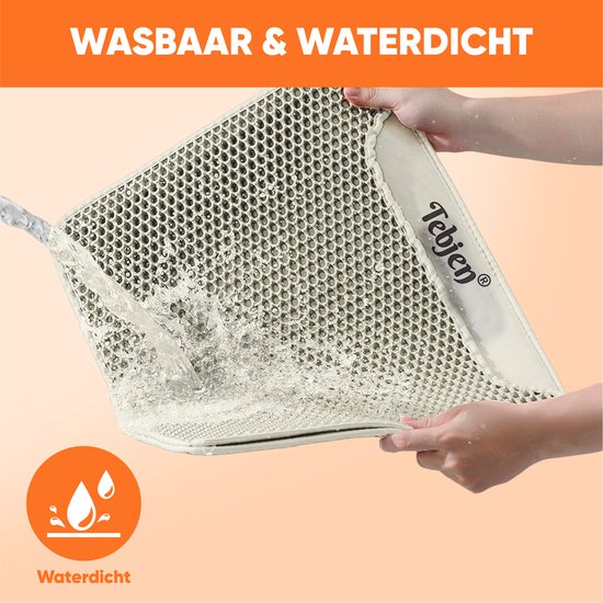 Beige kattenbakmat met honingraatontwerp wordt schoongemaakt onder stromend water, met waterdicht-icoon.