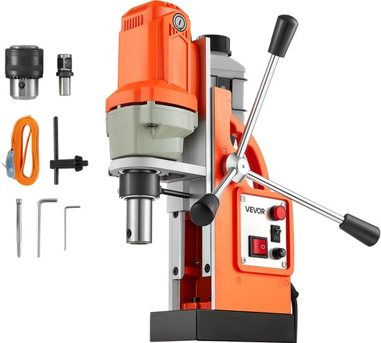 Oranje magnetische boormachine met bijgeleverde accessoires op een witte achtergrond.