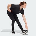 Model in zwarte Adidas legging, met drievoudige streep logo op de linker heup.