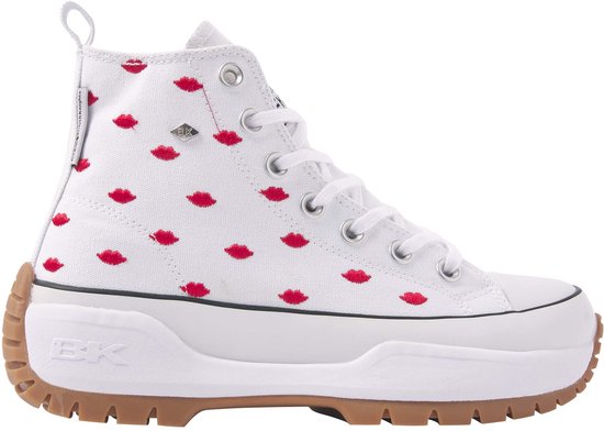 Witte hoge sneaker met rode lippenprint, bruine profielzool en witte veters.