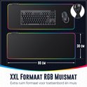 Afmetingen van een zwarte XXL RGB gaming muismat (80 cm x 30 cm) met een toetsenbord en muis erop.