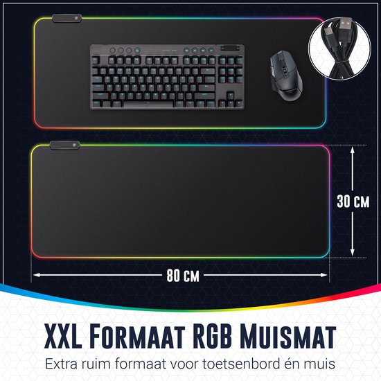 Afmetingen van een zwarte XXL RGB gaming muismat (80 cm x 30 cm) met een toetsenbord en muis erop.