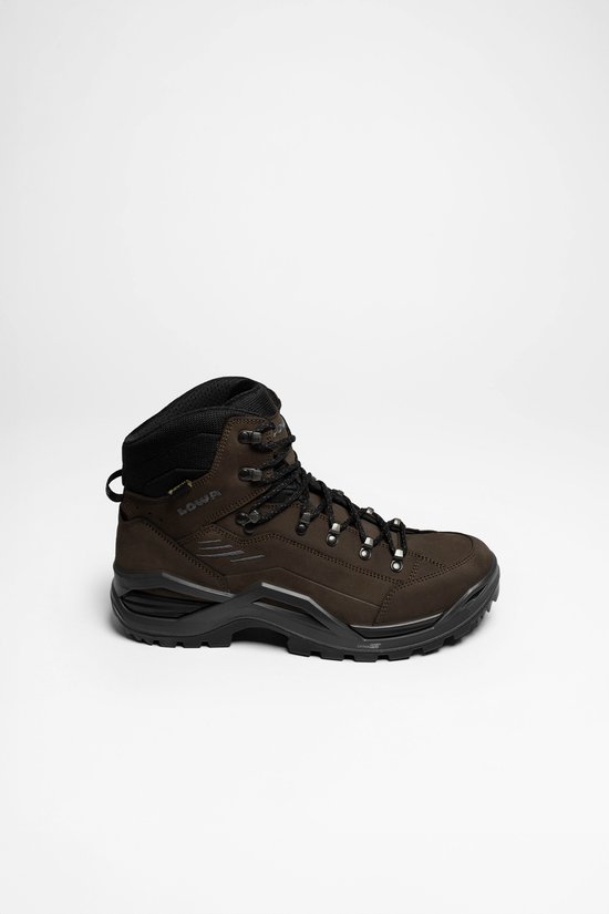 Donkerbruine Lowa Renegade Evo Gore-Tex Mid wandelschoen met zwarte zool en veters op witte achtergrond.
