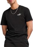 Man draagt zwart Puma T-shirt met klein wit Puma-logo en zilveren ketting.