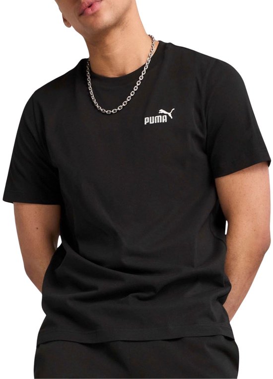 Man draagt zwart Puma T-shirt met klein wit Puma-logo en zilveren ketting.