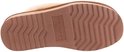 Onderkant van een cognac suède slipper met een beige geribbelde rubberen zool met Warmbat logo.