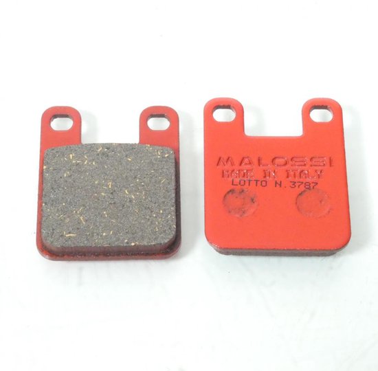Deux plaquettes de frein rouges. Une avec une surface de friction gris foncé, l'autre avec 'MALOSSI MADE IN ITALY LOTTO N. 3787'.