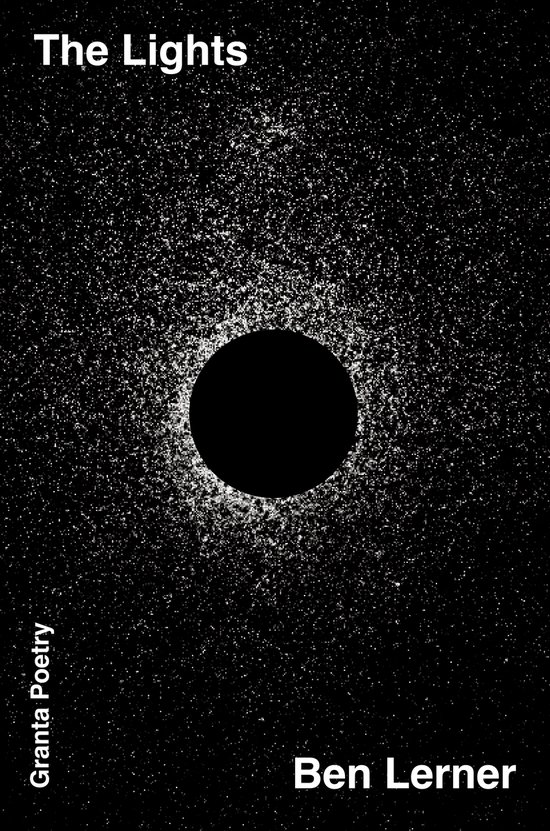 Boek 'The Lights' van Ben Lerner met een zwarte cirkel in het midden, omringd door witte spikkels op een zwarte achtergrond. Granta Poetry.