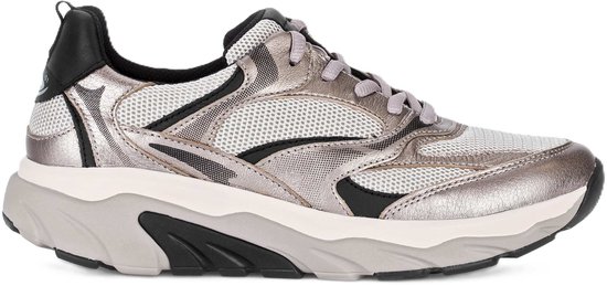 Detail van de zijkant van de grijze Gabor Rollingsoft sneaker. Metallic zilverkleurig leer, mesh, zwart accent en dikke zool.