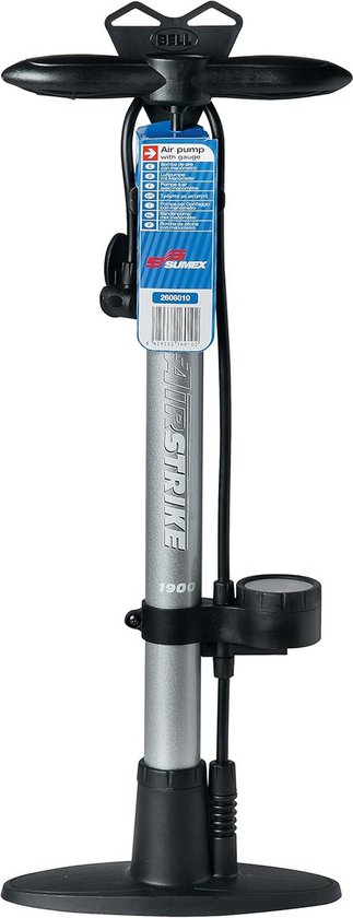 Een zilverkleurige fietspomp met zwarte handgreep en zwarte voet. De pomp heeft een drukmeter en de tekst "AIRSTRIKE" erop.