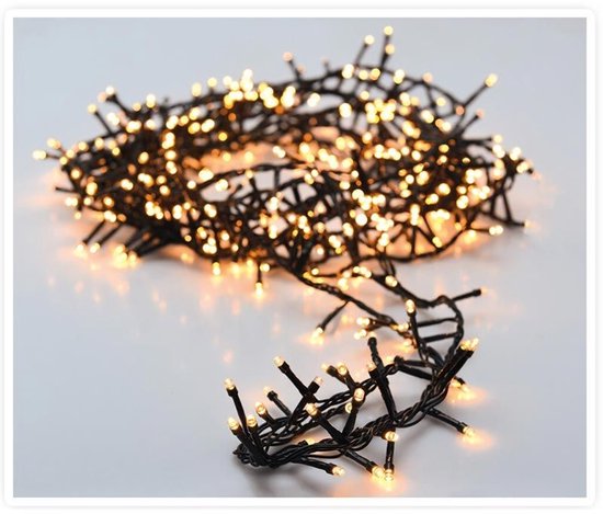 Een cluster van warme witte LED-lichtjes aan een zwarte draad. De draad is opgerold.