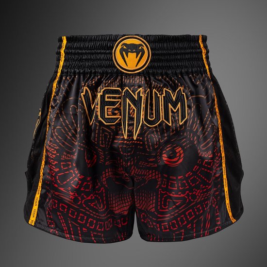 Zwarte Muay Thai shorts met "VENUM" in oranje op de voorkant en rode Quetzal Fury print.