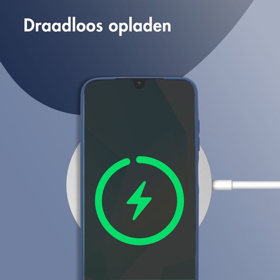 Een smartphone in een donkerblauwe hoes laadt draadloos op, met een groen oplaadicoon op het scherm.