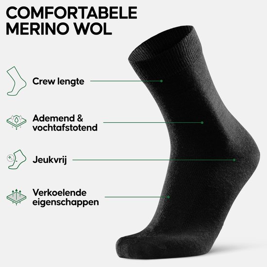 Zwarte merinowol sok met tekst 'COMFORTABELE MERINO WOL'. Biedt crew lengte, is ademend en vochtafwerend, jeukvrij en verkoelend.