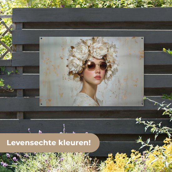 Meisje met zonnebril en bloemenkrans, hangend aan een schutting. Levensechte kleuren.