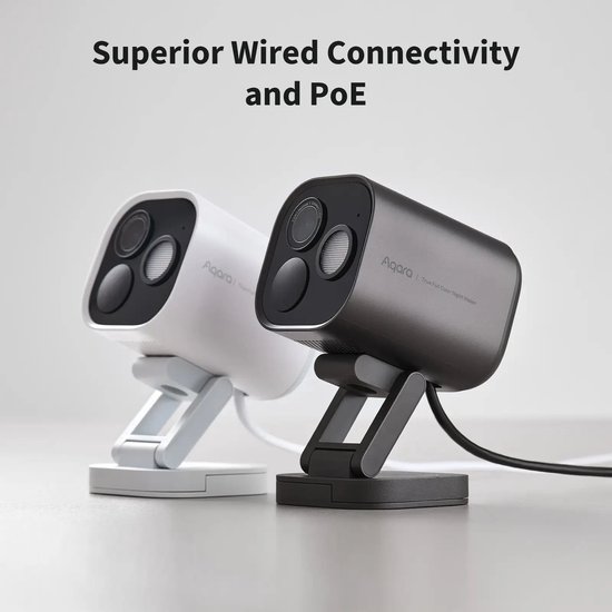 Witte en zwarte Aqara beveiligingscamera's met verstelbare standaard en superieure bekabelde connectiviteit.