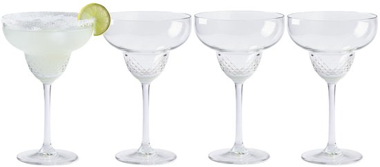 Quatre verres à margarita, dont un rempli d'une boisson avec un quartier de citron vert, les trois autres avec un motif détaillé sur la tige.