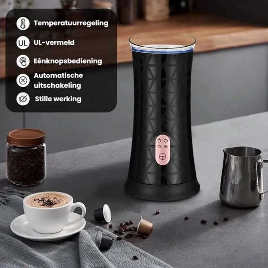 Zwarte melkopschuimer met geometrisch patroon op een tafel, naast een pot koffiebonen en een kopje cappuccino. Kenmerken: temperatuurregeling, UL-vermeld, éénknopsbediening, automatische uitschakeling, stille werking.