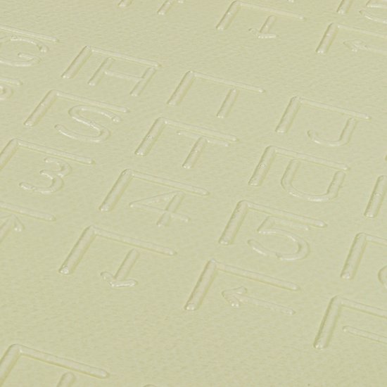 Close-up van een lichtgele mat met reliëf van letters en cijfers.