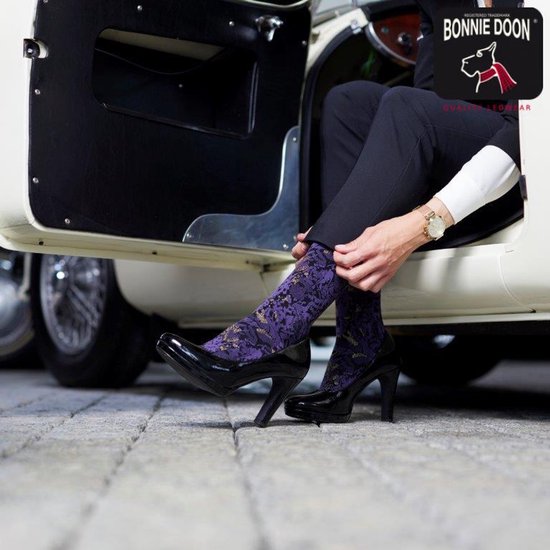 Model met paarse kniekousen met bloemenpatroon, zittend in een auto.