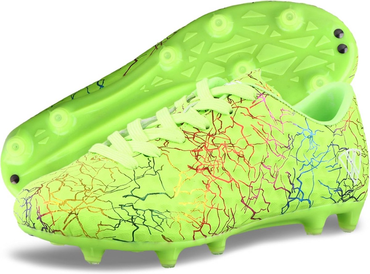 Felgroene voetbalschoenen voor kinderen met kleurrijke lijnen en noppen voor optimale grip op grasvelden.