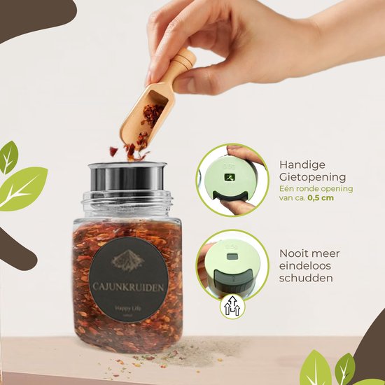 Hand voegt kruiden toe aan een glazen potje met het label 'CAJUNKRUIDEN'. Deksel heeft een kleine schenkopening.