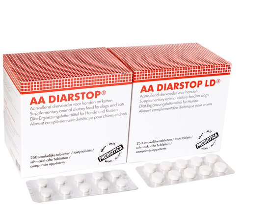 Twee verpakkingen AA Diarstop en AA Diarstop LD, met 250 smakelijke tabletten per stuk. Rood-witte rasterprint.